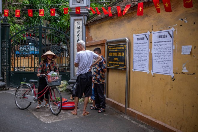 Hai &quot;người hùng&quot; trở về khu nhà trọ thắp hương cho những người xấu số trong vụ cháy ở Hà Nội - Ảnh 4.