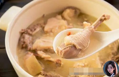 Con dâu ở cữ, mẹ chồng ngày nào cũng mang canh gà hầm cho ăn, một hôm con trai vô tình ăn thử một miếng, anh liền đuổi khéo bà về quê ngay-2