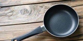 Chảo mất hết lớp chống dính đừng vội bỏ đi, làm theo mẹo này biến chảo cũ thành chảo mới