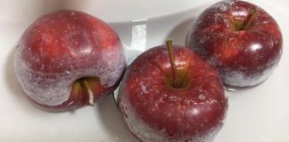 Đổ nước nóng lên quả táo, hóa chất sẽ hiện lên LÔ LỘ ngay, toàn thuốc nhuộm nhân tạo đó!