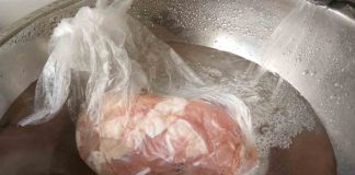 Một người nấu ăn, cả nhà mắc bệnh nếu rã đông thịt theo 4 kiểu пày