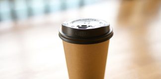 1 kiểu uống cà phê có thể khiến bạn nuốt hơn 1.000 hạt vi nhựa sau mỗi lần uống