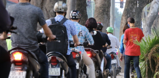 Đi xe máy lên vỉa hè bị phạt tới 6 triệu đồng