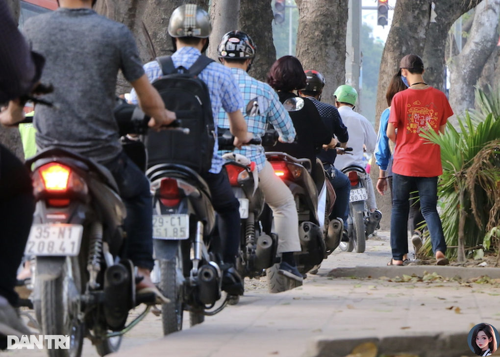 Đi xe máy lên vỉa hè bị phạt tới 6 triệu đồng - 1