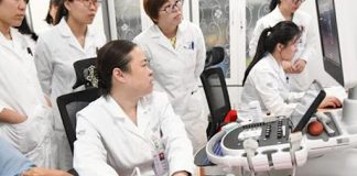 Tự kiểm tra ung thư tuyến giáp tại nhà nhờ 1 cốc nước: Nhờ đó tôi đã biết bệnh sớm, dễ điều trị