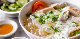 Nội soi bệnh nhi còn nguyên sợi bún ăn từ sáng đến chiều chưa tiêu