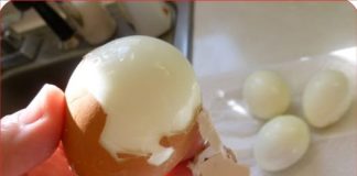 Đập trứng ra bát thấy vệt màu trắng đục dính vào lòng đỏ, nên ăn tiếp hay bỏ đi?