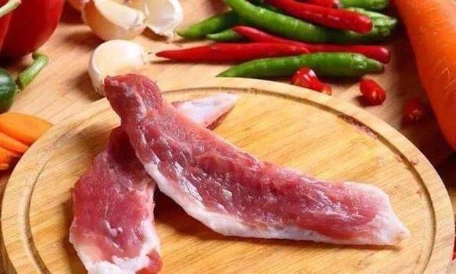 Nhiều người có thể không nhận ra phần thịt đặc biệt này khi chỉ nghe tên, nhưng thực tế, xương lưỡi liềm nằm tại giao điểm của các chân trước của con lợn, gần một chiếc xương có hình dáng giống lưỡi liềm.