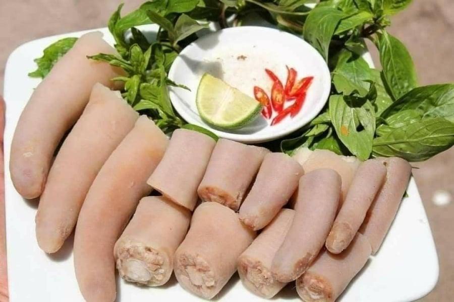 Từ lâu, đuôi của các loài gia súc đã được dùng để tăng cường tuần hoàn máu và chữa trị nhiều vấn đề sức khỏe, như bổ thận, giảm đau lưng, và giảm mệt mỏi. 