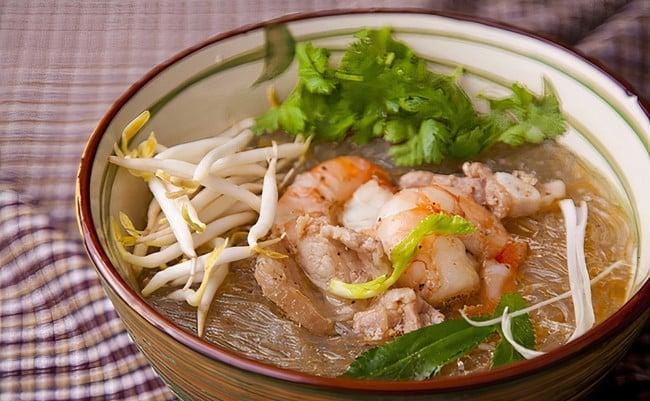 Nếu bạn muốn đổi vị cho bữa ăn thay vì những món tôm quen thuộc, tôm nấu miến là lựa chọn tuyệt vời để thử.