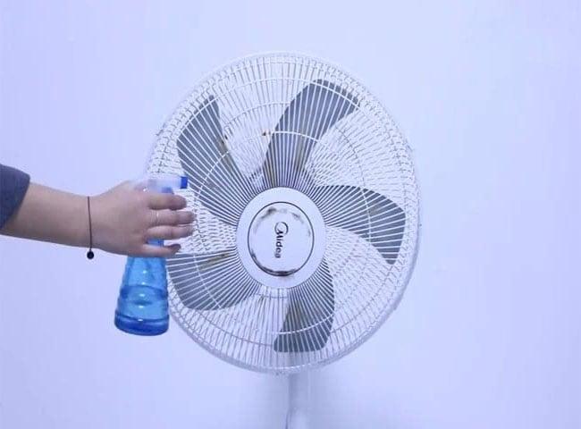 ve-sinh-quat-bang-baking-soda-3