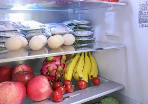 Dù bạn đã vệ sinh tủ lạnh kỹ lưỡng, mùi hôi từ thực phẩm như cá, hành tỏi… đôi khi vẫn dai dẳng. 