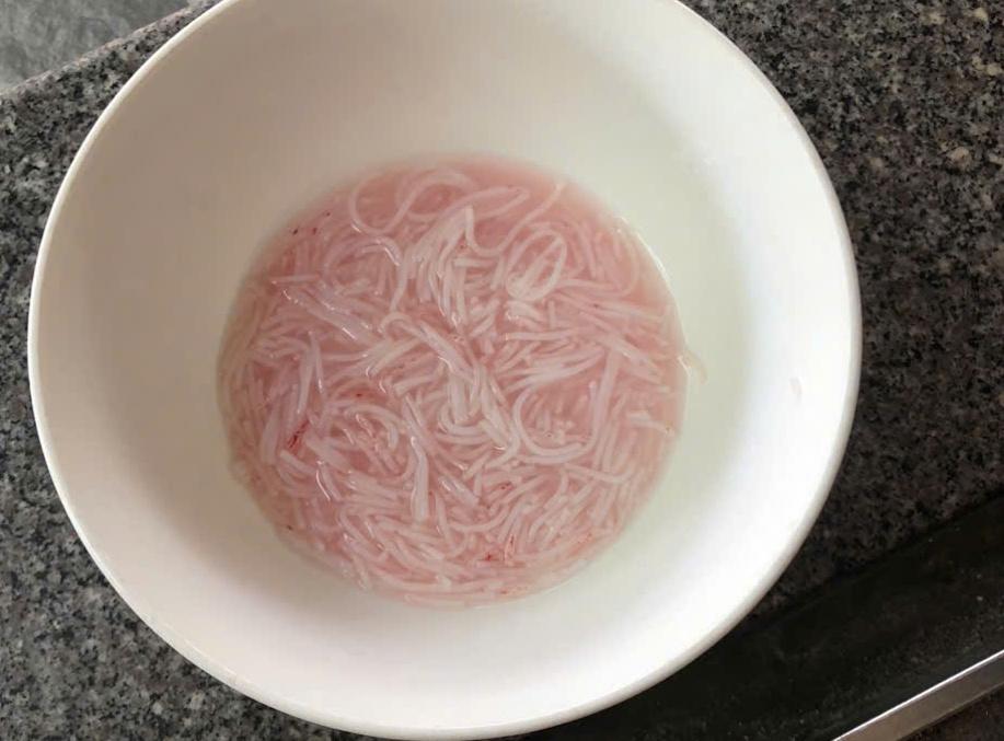 Lập đoàn kiểm tra vụ sợi bún đổi màu đỏ bất thường ở Đà Nẵng- Ảnh 1.