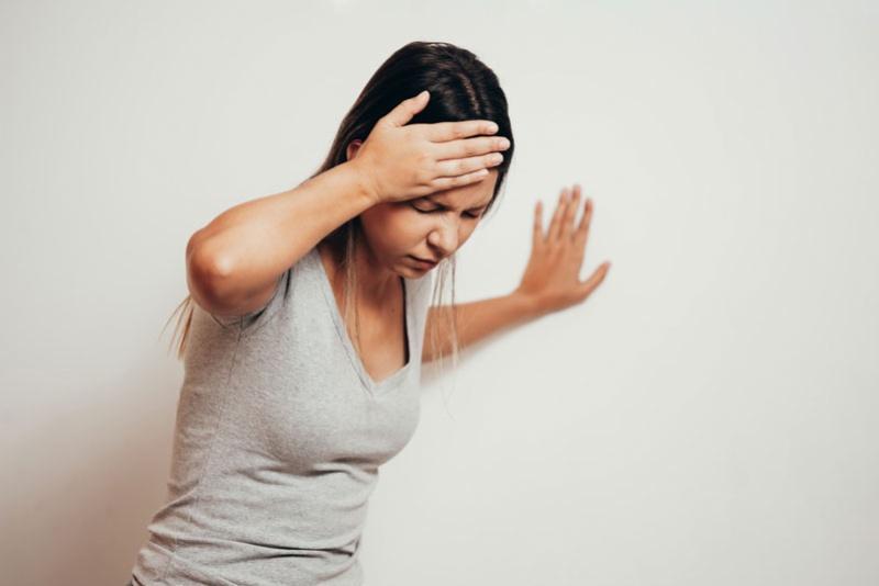 Dùng cỏ lào quá liều có thể gây ngộ độc với triệu chứng có bao gồm đau đầu chóng mặt 