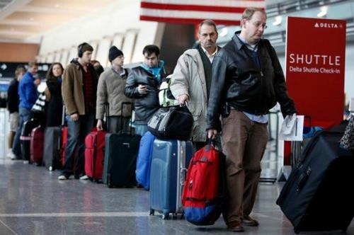 Những đồ vật không được mang lên máy bay bạn cần biết