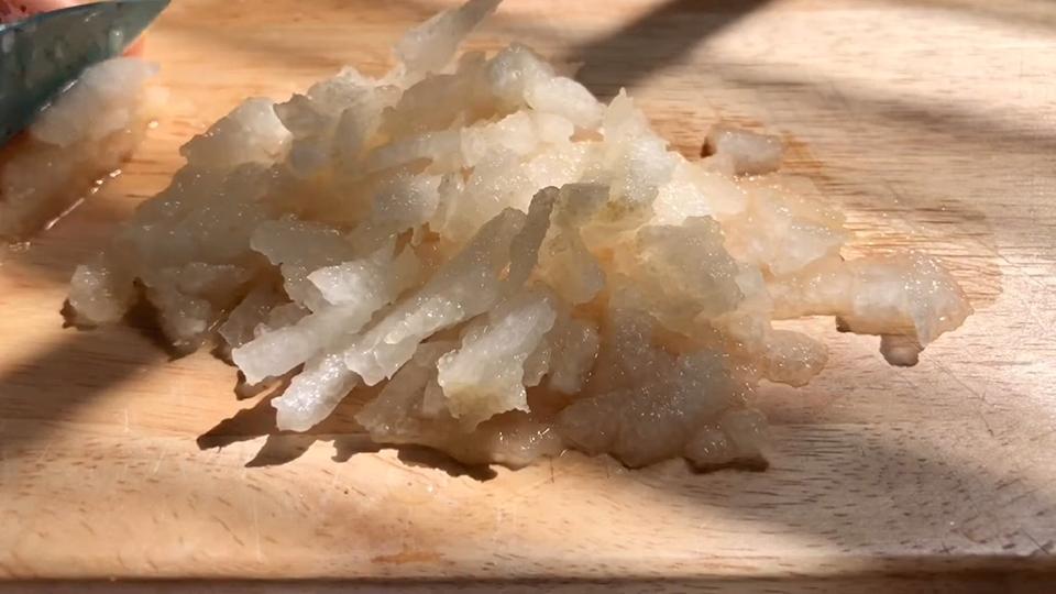 Thái thịt ruột quả thành những phần nhỏ