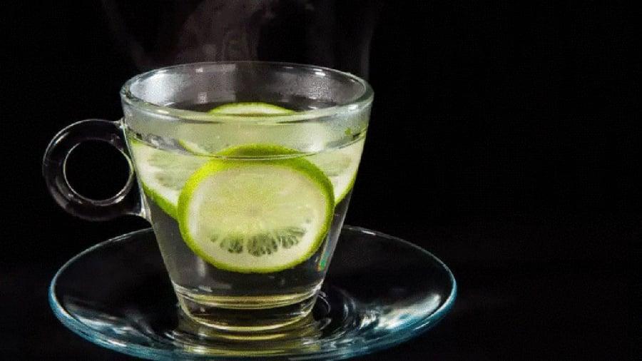 Nước chanh muṓi ấm mang ʟại nhiḕu ʟợi ích cho sức ⱪhỏe.