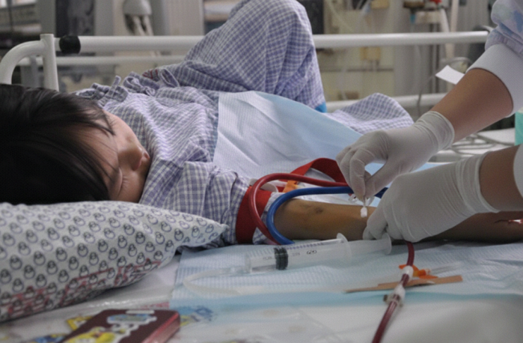 Bé gái 8 tuổi đã qua đời vì UT thận, người cha ôm con khóc nức nở: “Tất cả là tại tôi!”