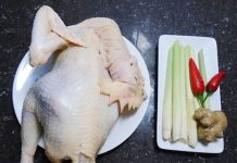 Thịt gà luộc nước lã vừa t;anh vừa đỏ, luộc theo cách này vàng da lại ngọt thịt ..