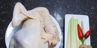 Thịt gà luộc nước lã vừa t;anh vừa đỏ, luộc theo cách này vàng da lại ngọt thịt ..