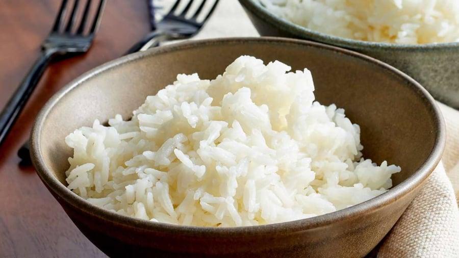 Ăn cơm trắng đúng cách sẽ giúp đường huyết không tăng vọt sau khi ăn.