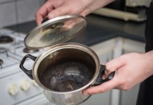 Xoong nồi cháy đừng dùng búi sắt cọ, nhỏ vài giọt này nồi sáng ngay như mới