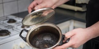 Xoong nồi cháy đừng dùng búi sắt cọ, nhỏ vài giọt này nồi sáng ngay như mới