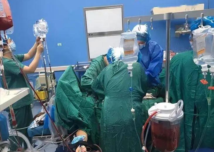 Thức dậy giữa ᵭêm ᴜṓng nước, người ᵭàn ȏng 59 tuổi tử ⱱoոɢ sau 5 ngày: Bác sĩ cảnh báo 4 thói quen tưởng vȏ hại nhưng cực nguy hiểm- Ảnh 1.