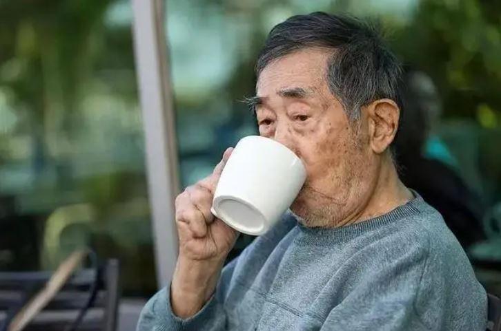 Thức dậy giữa ᵭêm ᴜṓng nước, người ᵭàn ȏng 59 tuổi tử ⱱoոɢ sau 5 ngày: Bác sĩ cảnh báo 4 thói quen tưởng vȏ hại nhưng cực nguy hiểm- Ảnh 2.