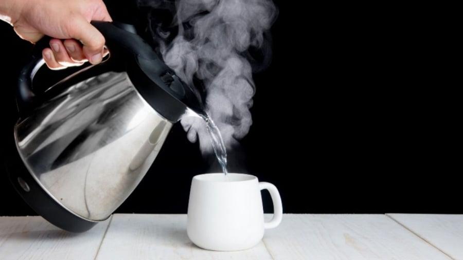 Uống nước ấm buổi sáng mang lại nhiều lợi ích cho sức khỏe.