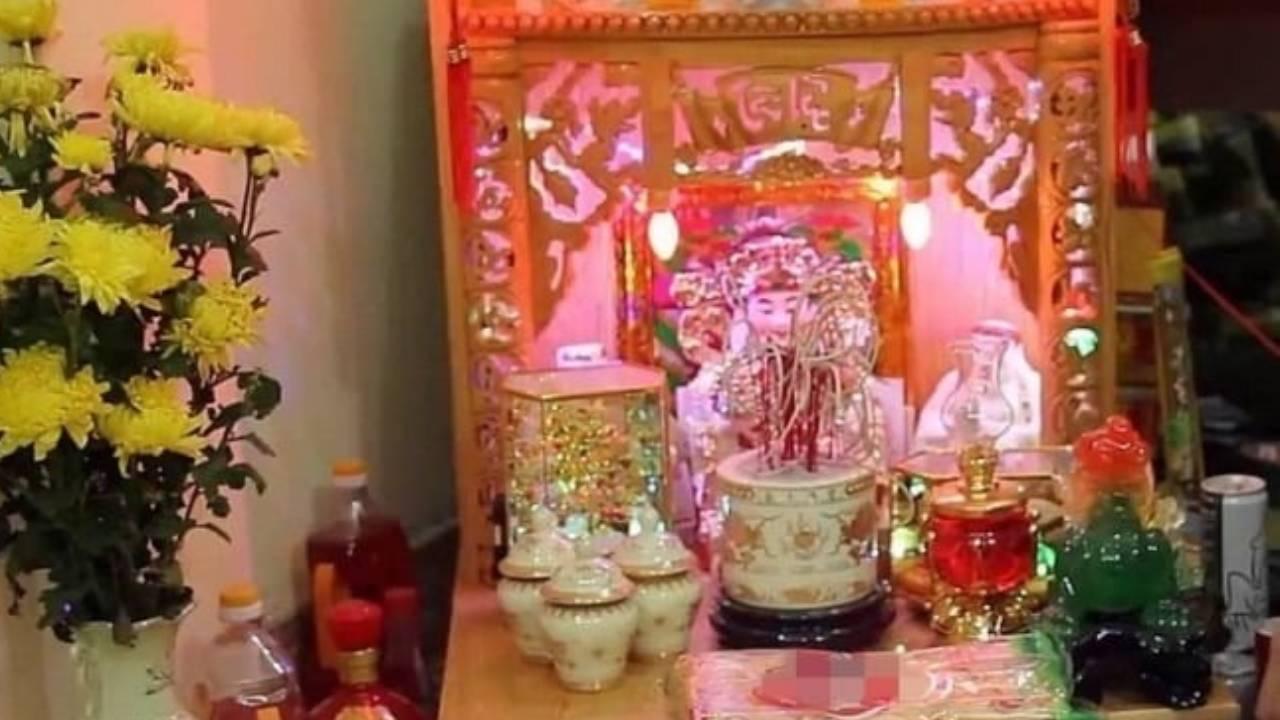 Khi thắp hương, đa phần nhà giàu thường đặt bình hoa bên trái bàn thờ, vì sao lại như thế?