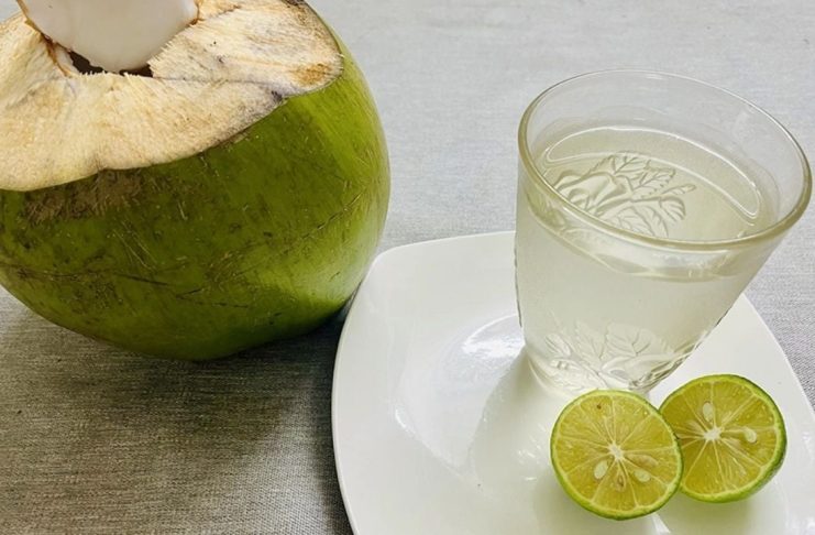 Cách uống nước dừa kết hợp với chanh giúp thải độc gan, không xót ruột