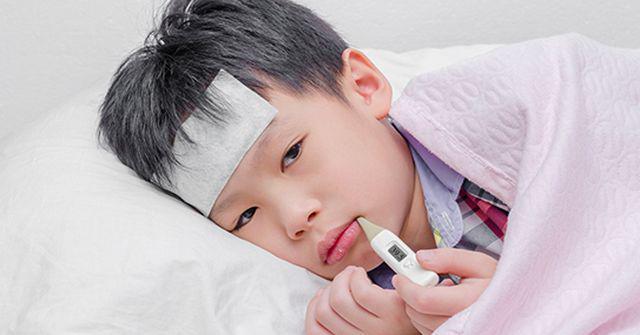 Khi trẻ sṓt cao cha mẹ nên cho con ᵭi gặp bác sĩ ⱪịp thời