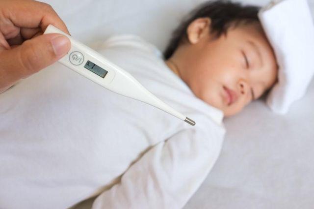Khȏng nên áp dụng những phương thuṓc dȃn gian ⱪhi trẻ sṓt quá cao