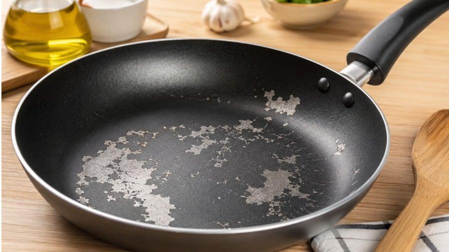 Hãy cẩn thận khi chảo đã bong lớp chống dính