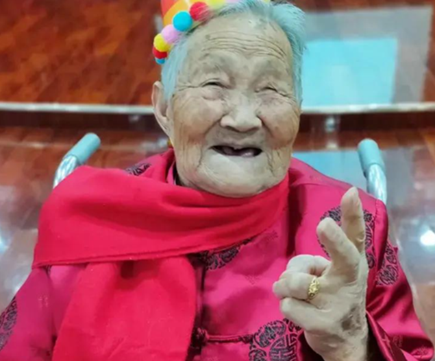 Cụ bài 102 tuổi vẫn tự may tất vá giày, tiết lộ bí quyết sống thọ: Loại nước bà uống mỗi ngày khiến nhiều người bất ngờ- Ảnh 1.